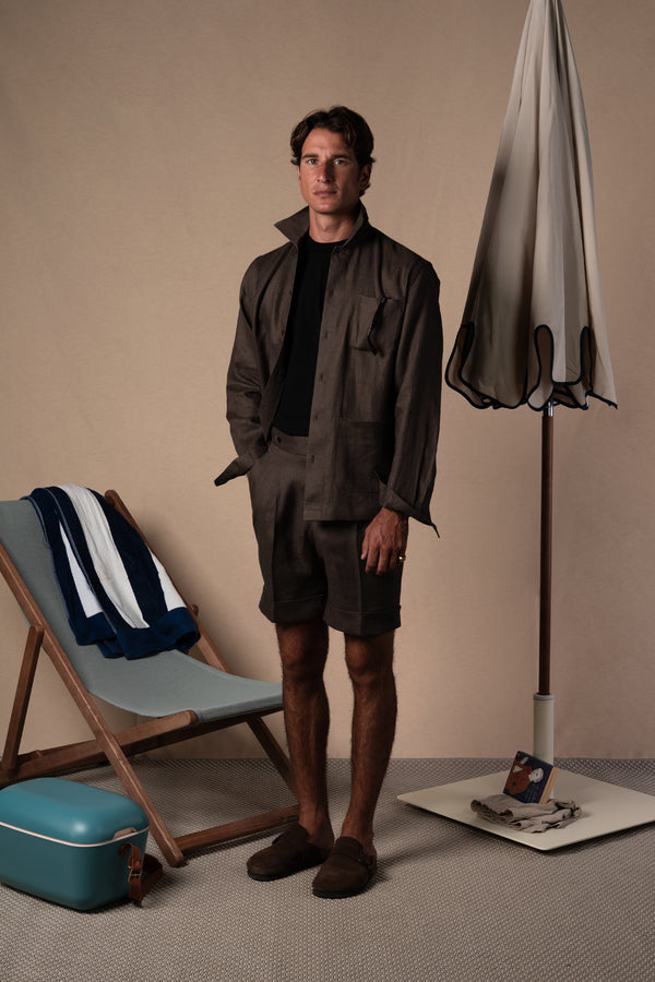 Nuestra bermuda en marrón chocolate&nbsp;es una obra de arte para el verano. Diseñada con doble pinza frontal, vuelta de 5 cm en el bajo y tensadores laterales funcionales, esta prenda toma elementos del pantalón clásico de sastrería y los adapta a una silueta más ligera, pensada para el verano.

Confeccionada en 100% lino&nbsp;en tono marrón chocolate lo que le aport ser profundamente versátil: funciona como neutro cálido para looks relajados de día, pero también eleva cualquier conjunto para las noches es