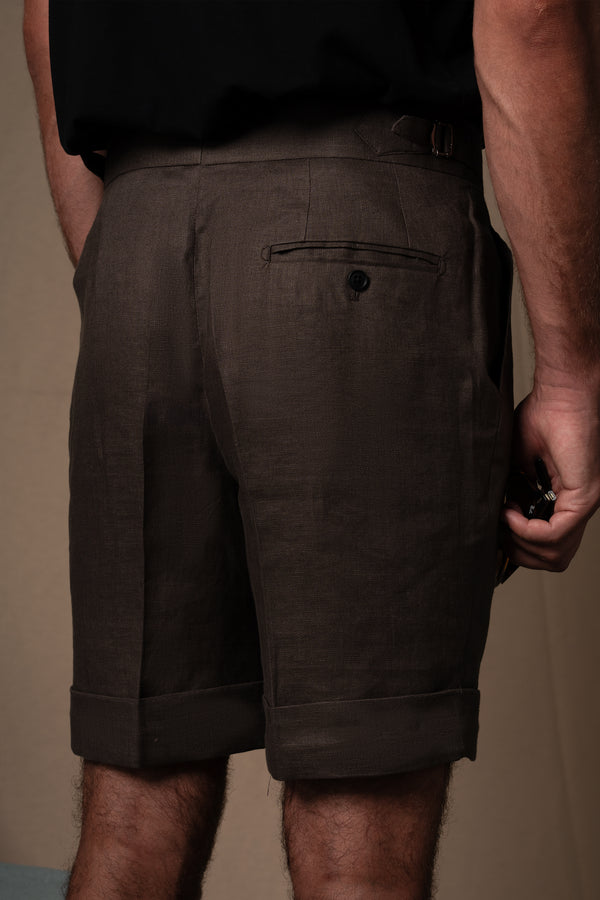 Nuestra bermuda en marrón chocolate&nbsp;es una obra de arte para el verano. Diseñada con doble pinza frontal, vuelta de 5 cm en el bajo y tensadores laterales funcionales, esta prenda toma elementos del pantalón clásico de sastrería y los adapta a una silueta más ligera, pensada para el verano.

Confeccionada en 100% lino&nbsp;en tono marrón chocolate lo que le aport ser profundamente versátil: funciona como neutro cálido para looks relajados de día, pero también eleva cualquier conjunto para las noches es