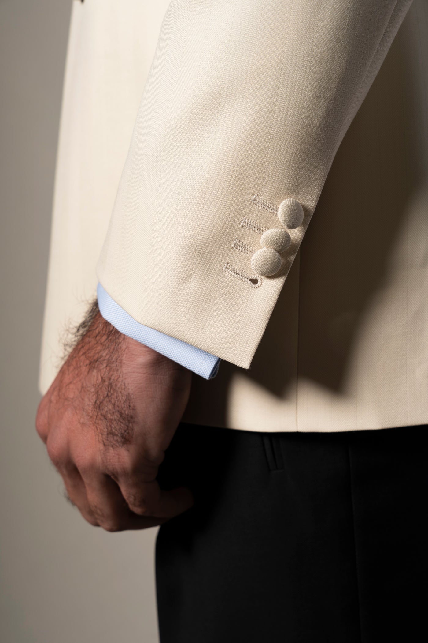 Off White Herringbone Tuxedo - Esmoquin a medida BUND