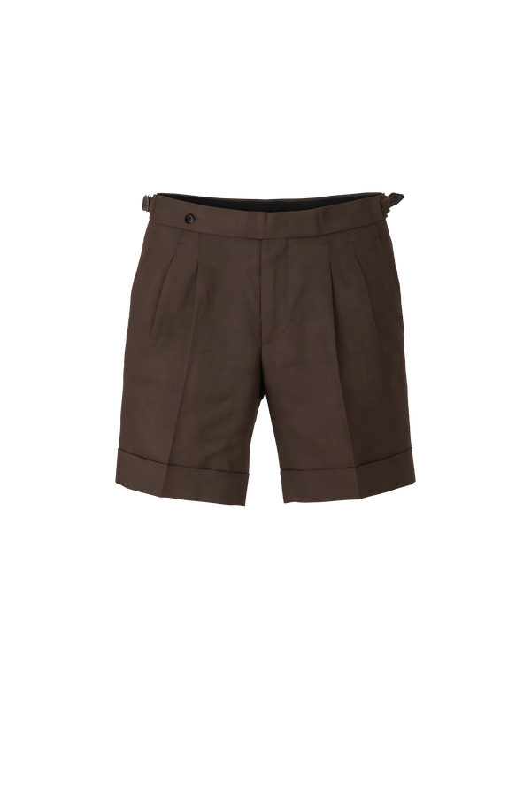 Nuestra bermuda en marrón chocolate&nbsp;es una obra de arte para el verano. Diseñada con doble pinza frontal, vuelta de 5 cm en el bajo y tensadores laterales funcionales, esta prenda toma elementos del pantalón clásico de sastrería y los adapta a una silueta más ligera, pensada para el verano.

Confeccionada en 100% lino&nbsp;en tono marrón chocolate lo que le aport ser profundamente versátil: funciona como neutro cálido para looks relajados de día, pero también eleva cualquier conjunto para las noches es